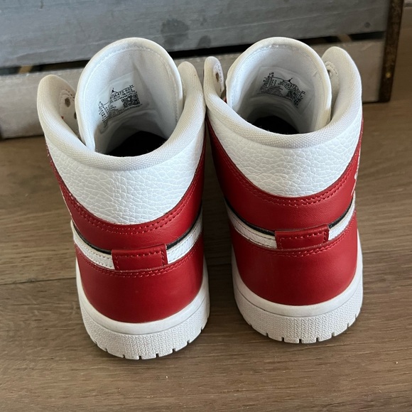 Women’s Jordan 1 mid gym red size 6.5 with original box - Picture 3 of 4